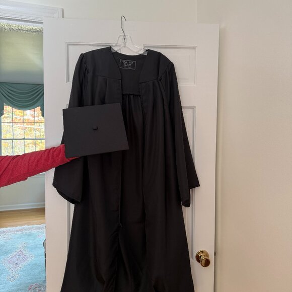 Unisex Black Graduation Cap and Gown -- 5'3" - 5'5" - Picture 1 of 4